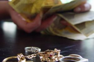 Arestat după furt de bijuterii şi bani dintr-o garsonieră
