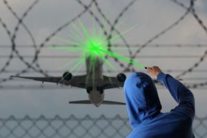 Dispozitivele laser pun în pericol avioanele civile şi militare