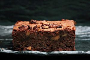 Reţeta săptămânii – Brownie cu nuci şi multă ciocolată
