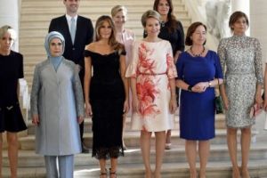 Extravaganţa vestimentară a doamnelor din politică