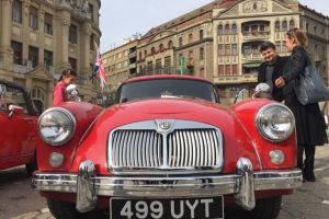Masini de epoca in Piata Libertatii din Timisoara. Parada retro pe strazile orasului