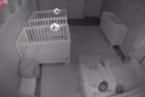 Super amuzant! Doi gemeni fac revoltă după ce părinţii sting luminile - VIDEO