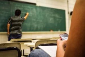 STUDIU făcut de UBB Cluj: Aproape jumătate dintre profesorii României cred în dictatură, rasism, homofobie şi pedeapsa cu moartea