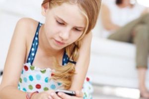 Rezultate îngrijorătoare. Cât stau copiii cu ochii în telefon