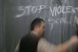 REVOLTĂTOR. COȘMARUL elevului strâns de gât chiar de învăţător. Părinţii copilului sunt disperaţi