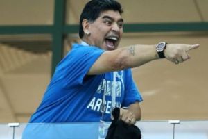„Nu-mi pun costumul dimineaţa”. Cum l-a lăsat Maradona cu cohii în soare pe Putin