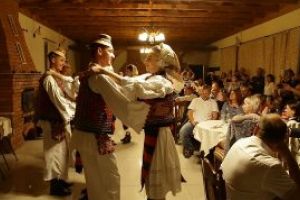 (VIDEO) Fermierii cehi, impresionati de dansurile populare din Maramures