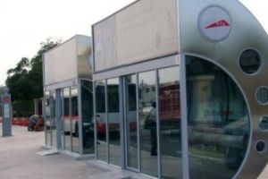Singura comună din România cu staţii de autobuz ca în Dubai şi maşină electrică de poliţie