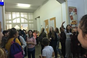 Protest la Liceul Pedagogic din Timisoara – elevi care cer sa intre si sa iasa din scoala cand doresc