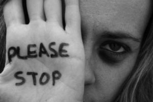 A bătut-o de-a zvântatat-o, timp de 10 ani! Caz INCREDIBIL de VIOLENȚĂ în FAMILIE!
