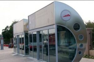 Comuna din România cu doar 8.000 de locuitori care are staţii de autobuz ca la Dubai şi maşini electrice
