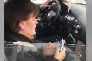 Femeie prost crescută, făcută de râs după ce a aruncat gunoaie din maşină pe drum - VIDEO
