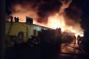 Se intampla in Romania. Sute de pompieri la interventie. Arde un depozit de uleiuri. Echipaje din judetele vecine sar in ajutor  