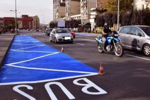 Marcaje albastre pentru parcările destinate persoanelor cu dizabilităţi şi pentru staţiile de autobuz