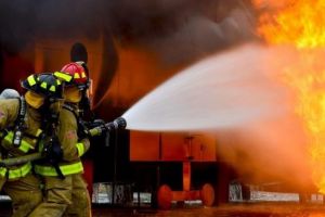 Incendiu la un depozit de deşeuri