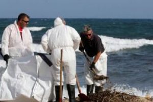Pata de petrol pe Riviera Franceza-Autoritatile au demarat o campanie de curatare a plajelor