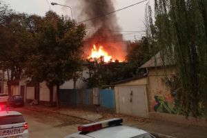 Incendiu puternic la o casă din spatele Complexului „La Popescu “