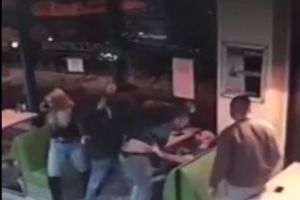 Bătaie în faţa unui fast food de pe Memorandumului! Oamenii au fugit în local. Ce a urmat!
