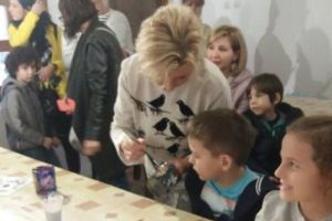 Zeci de copii la atelierul de pictură pe sticlă