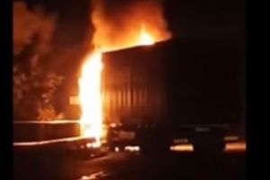 Galerie foto: Tragedia noptii in Romania. Accident grav. Trei tineri arsi de vii. Impact intre un BMW si un tir. Ambele s-au facut scrum 