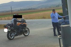 Cum l-a întâmpinat un motociclist pe Gabriel Oprea într-o benzinărie din Bistriţa-Năsăud