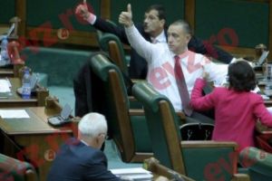 RISIPITORII. Senatul a fost LOVIT crunt de CRIZA financiară deşi BUGETUL este dublu faţă de anul trecut. De unde vor să ia BANI pentru DEPLASĂRI