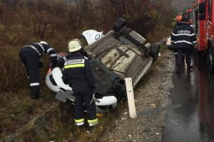 Accident pe DN 17 C, la intrare în Dumitra. Doi copii, duşi la spital
