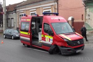 A lovit SMURD-ul! O şoferiţă neatentă a acroşat un echipaj de terapie intensivă mobilă, care se îndrepta spre unitate (FOTO)