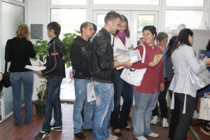 13 absolvenţi s-au angajat la Bursă