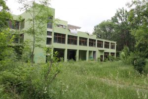 Anii trec, clădirea din parc rămâne