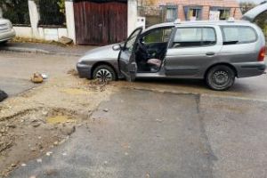 Dorel a lucrat pe strada Horticultorilor / Brâncuşi. Trei maşini blocate la rând într-un şanţ - FOTO 