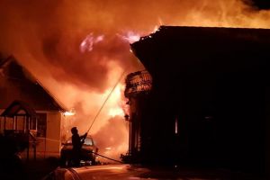 Incendiu violent în Salonta, izbucnit la un atelier de tâmplărie. Flăcările s-au extins şi la o casă învecinată (VIDEO)