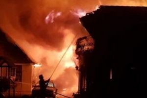 INCENDIU puternic în ROMÂNIA. Mai MULTE CLĂDIRI sunt în PERICOL. VIDEO în ARTICOL