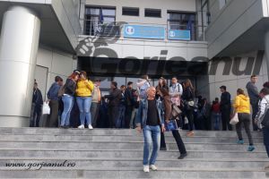 Sute de tineri şi-au căutat o slujbă la Bursa locurilor de muncă