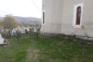Zeci de familii dintr-un sat din Gorj cer ajutor Mitropoliei Olteniei. ”S-A DIAVOLIT POPA, taică! O să ne dezgropăm morţii şi plecăm la penticostali. A învrăjbit pe toată lumea!”