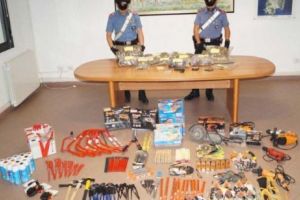 Un român din Italia, prins de poliţişti cu 42 de biciclete furate, 49 de gloanţe şi o bombă artizanală în podul casei!