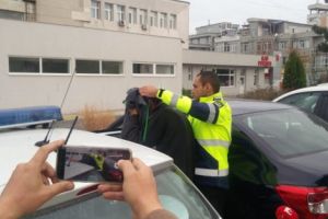 ACUM – Conducea trotilat microbuzul cu angajaţi