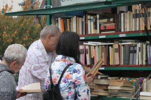 Librăria pe roţi poposeşte în Târgu-Mureş
