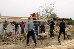 Mobilizare exemplara in Banat: peste 40 de oameni au transformat o ruina intr-o casa in doar o zi