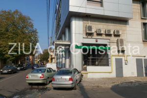 Imagini de la eveniment:Accident rutier pe strada Mihai Viteazu din Constanta. Un sofer a intrat cu masina in sediul unei banci (galerie foto)   