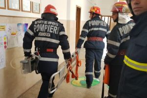 Exercitiu la o scoala generala din Cernavoda. Elevii si profesorii, evacuati (galerie foto)