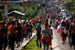 America luată cu ASALT! Peste 3.000 de hondurieni şi-au CONTINUAT marşul traversând Mexicul către Statele Unite. Trump îi va OPRI la graniţă