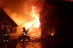 Pagube imense în urma incendiului de la Salonta. Patronii au ajuns la spital (FOTO)