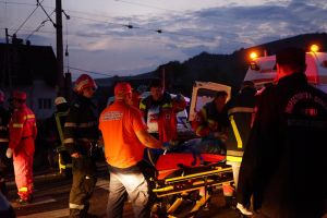Grav accident rutier, produs între un autoturism şi un autocamion