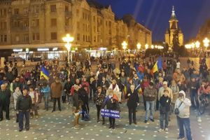 Protest in Piata Victoriei din Timisoara. Mihai Sora, in mijlocul manifestantilor: Vom invinge!