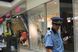 Furt la MALL: Cu CE au plecat HOȚII şi la cât se ridică PREJUDICIUL