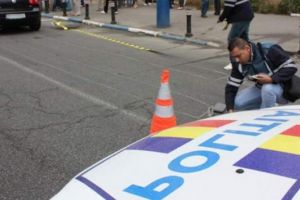 Femeie lovită de o maşină în timp ce traversa în fugă şi fără se să asigure