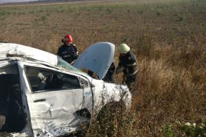 Accident rutier in judetul Tulcea. O masina a ajuns in camp. Pompierii, la fata locului