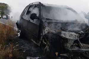 Un BMW a ars ca o torţă pe drumul Arad – Oradea. Circulaţia rutieră, BLOCATĂ (FOTO)