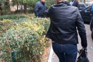 SOȚIA LUI ILIE BALACI A IZBUCNIT ÎN LACRIMI ÎNAINTE SĂ INTRE ÎN CASA SPORTIVULUI
